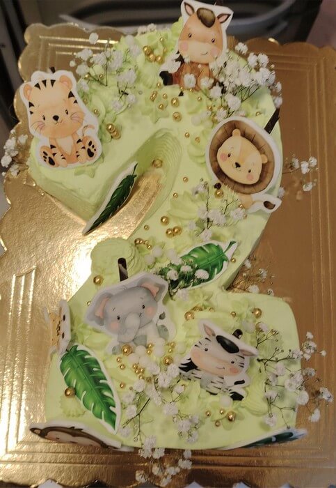 Per i tuoi eventi, al Caffé Paradise ordina la tua torta torta Chantilly con gocce di cioccolata
