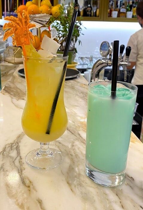 Cocktail analcolici: uno all'arancia e mango, l'altro al gusto tropicale con latte, menta e orzata.