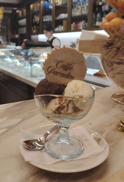 Coppa Gelato con Babà e Cioccolata fondente