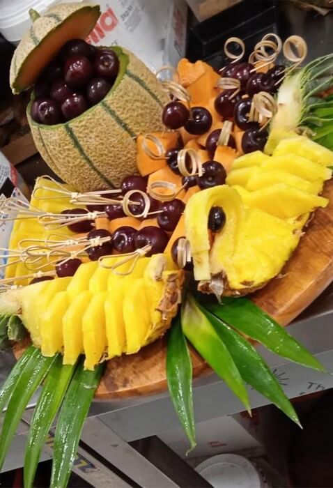 Un vassoio con una Tagliata di frutta all'ananas